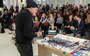 Two Paintings Within an Hour and a Half: How Alvaro Castagnet Creates Masterpieces