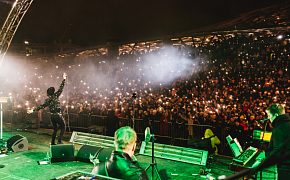 Тысячи и миллионы людей в «Зарядье»