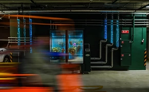 На подземной парковке появилась инсталляция «Water линия» Марины Звягинцевой